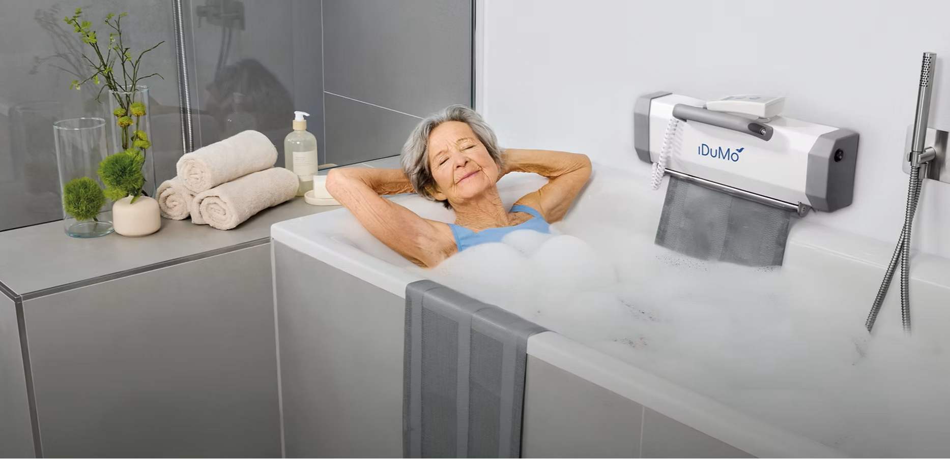 Seniorin entspannt in der Badewanne mit iDuMo Badelift