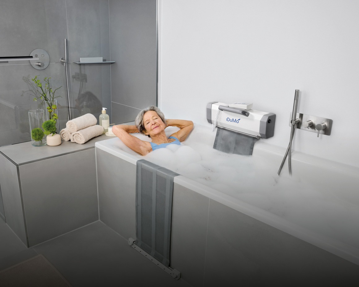 Seniorin entspannt in der Badewanne mit iDuMo Badelift